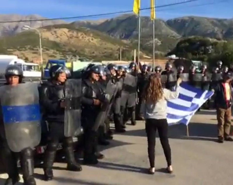 «Βράζει» το Στράτευμα – Δραματική έκκληση: «Είμαστε υπό διωγμό – Ελλάδα προστάτεψέ μας» – Υψωσαν Ελληνικές σημαίες μπροστά στα αλβανικά γκλομπς